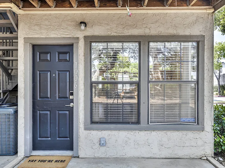 Post Rd — Photo 4