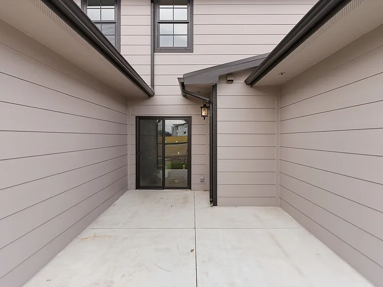 2138 E Beaumont St — Photo 29