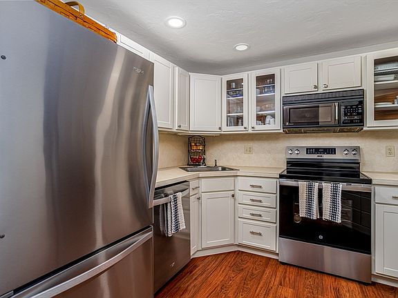 2nd image of 920 Ridgefield Cir #920B