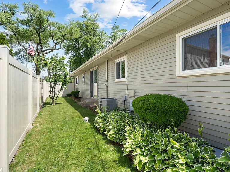 818 Leahy Cir — Photo 28
