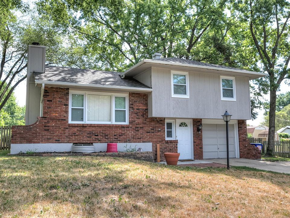 Side to side split with 3 bedrooms