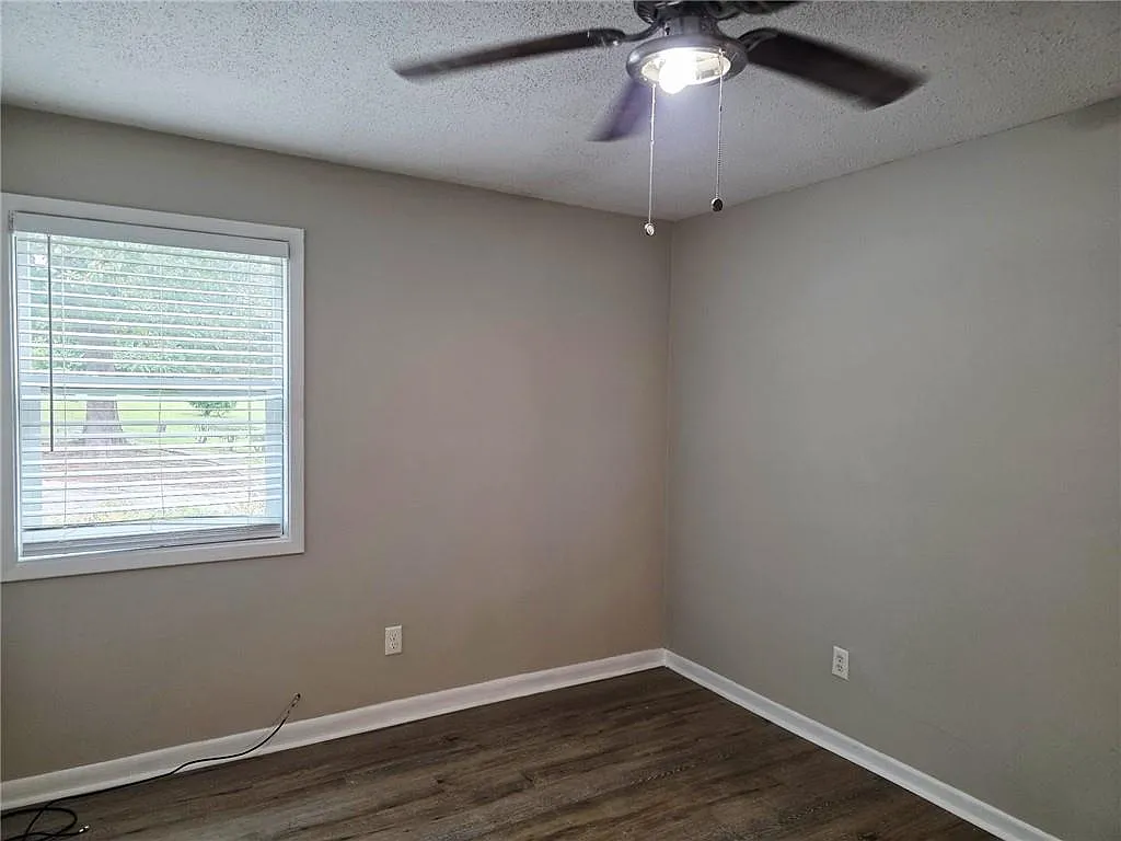 3 bed, 2.0 bath, 1331 sqft, $1,450 — Photo 3