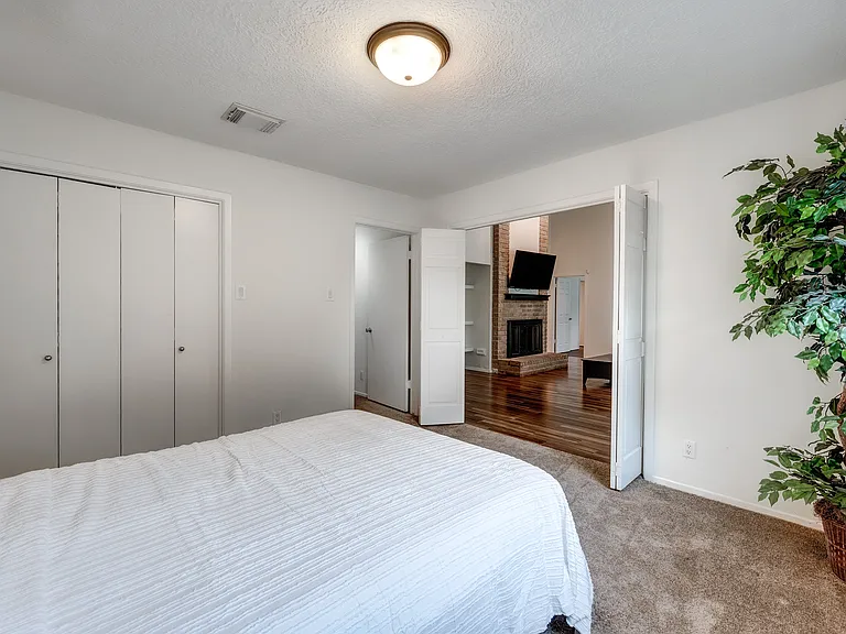 1722 S Kirkwood Rd — Photo 43