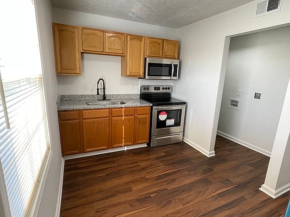Granite countertop an stainless steel appliances!