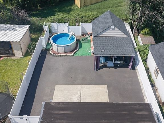 4th image of 379 Chamberlain Ave