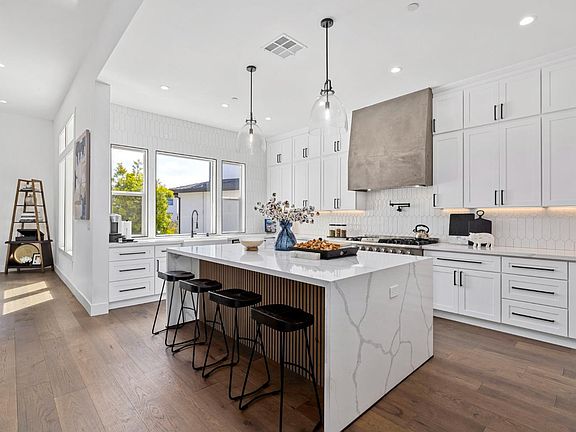 4th image of 3742 Sawgrass Place