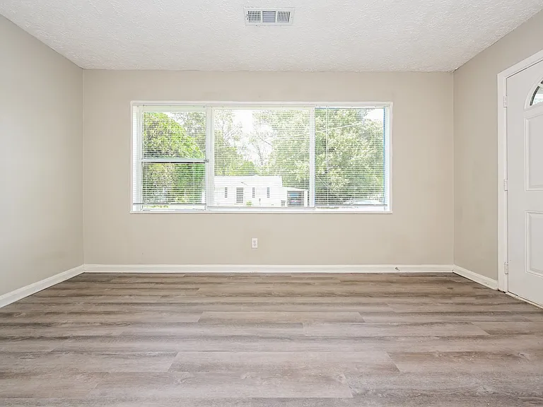 1424384_017_living_room_12906297.jpg