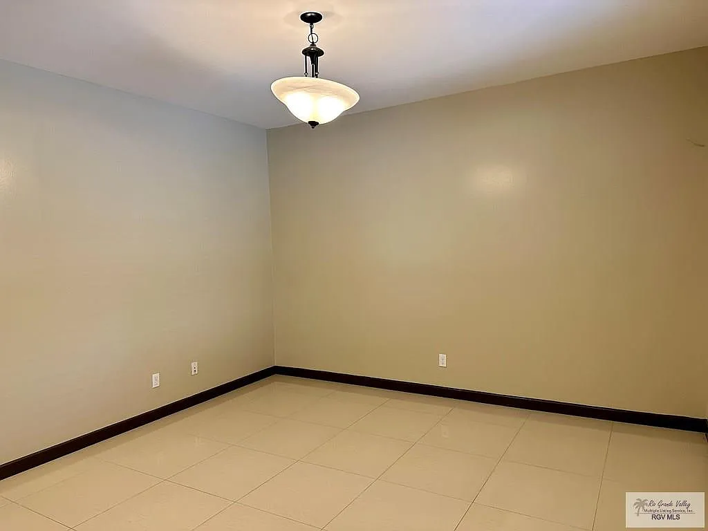 3 bed, 2.5 bath, 1736 sqft, $2,100 — Photo 2