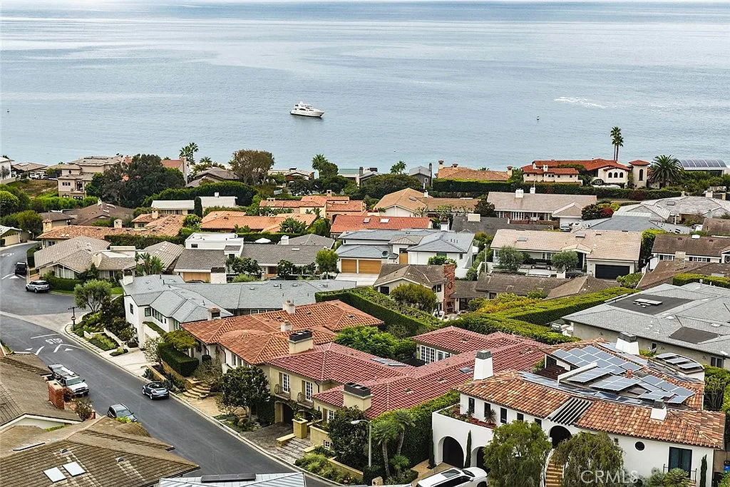 5 bed, 4.5 bath, 4851 sqft, $25,000 — Photo 2