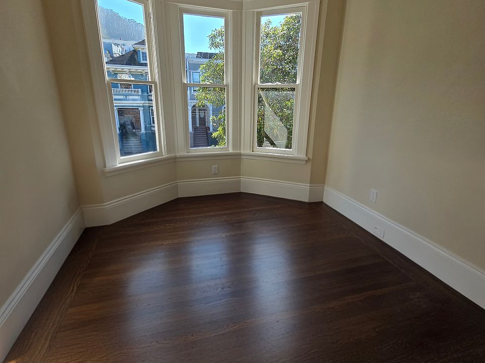 Smallest bedroom/office, has a closet