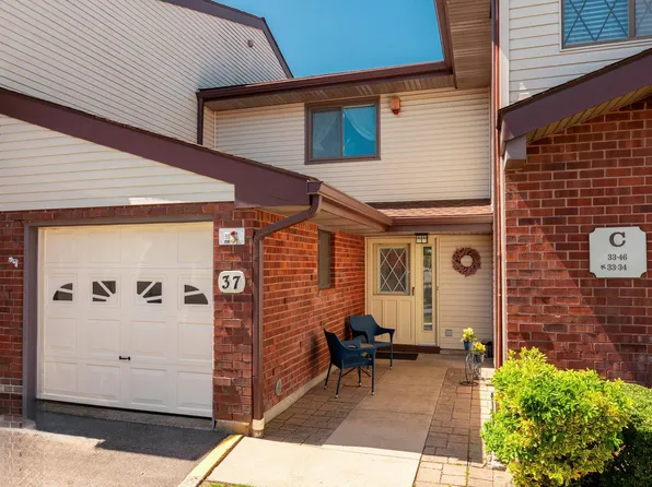 37 Cambridge Drive W #37, Copiague, NY 11726
