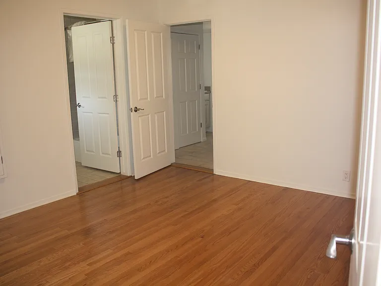 Guest Bedroom w/ ensuite Full Bathroom