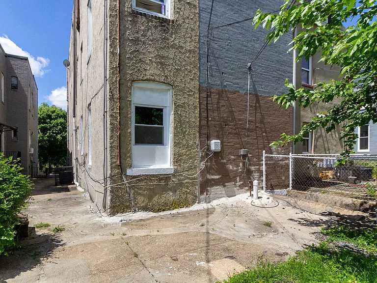 2227 Linden Ave — Photo 31