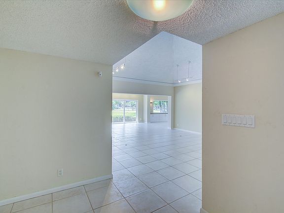 4th image of 4406 King Palm Dr