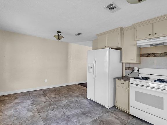 2nd image of 131 E 31st 1/2 St
