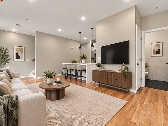 4th image of 504 Davis Ave