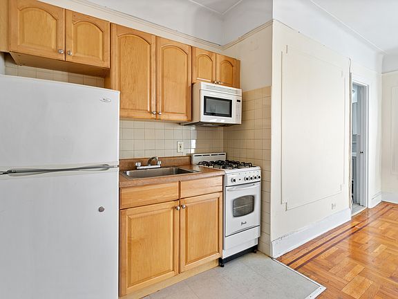 5th image of 4342 45th St APT 5R