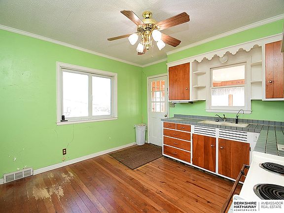 3rd image of 6002 W Adams St