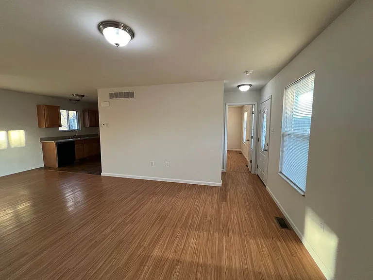 3 Bedroom 2 bath 2 car garage house — Photo 18