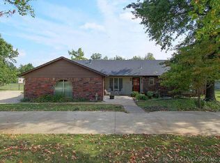 9419 Hillcrest Dr, Broken Arrow, OK 74014