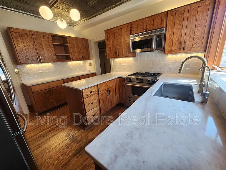 2300 Sewell St — Photo 8