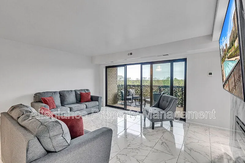 2 bed, 1.5 bath, 1064 sqft, $2,700 — Photo 3
