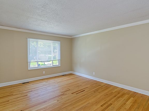 4th image of 2135 Winewood Ave