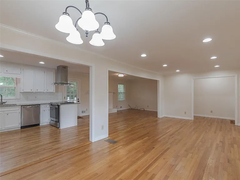 1110 Grimes Bridge Rd — Photo 5