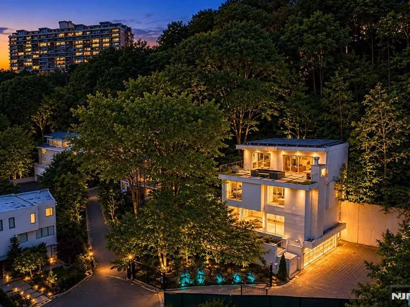 31 Casta Ln #A, Edgewater, NJ 07020