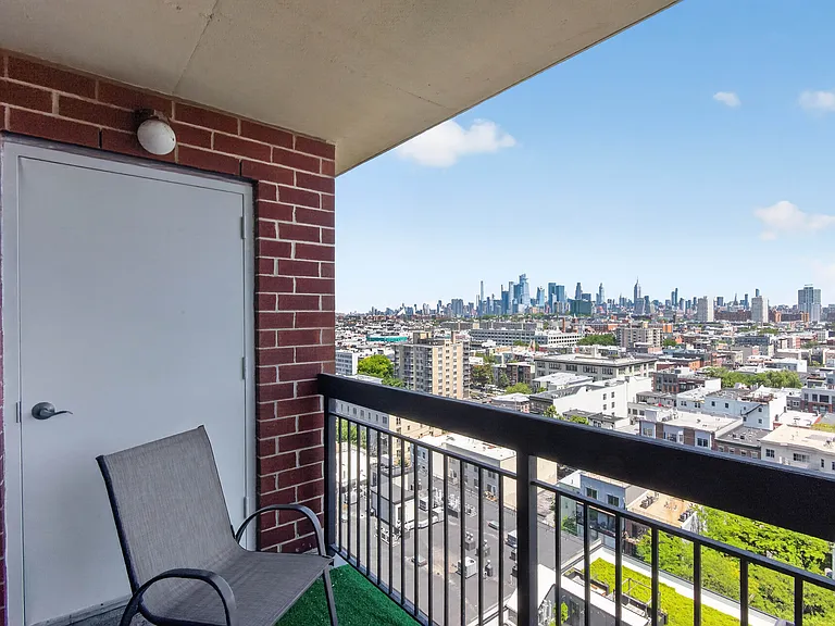 700 1st St #15F — Photo 3