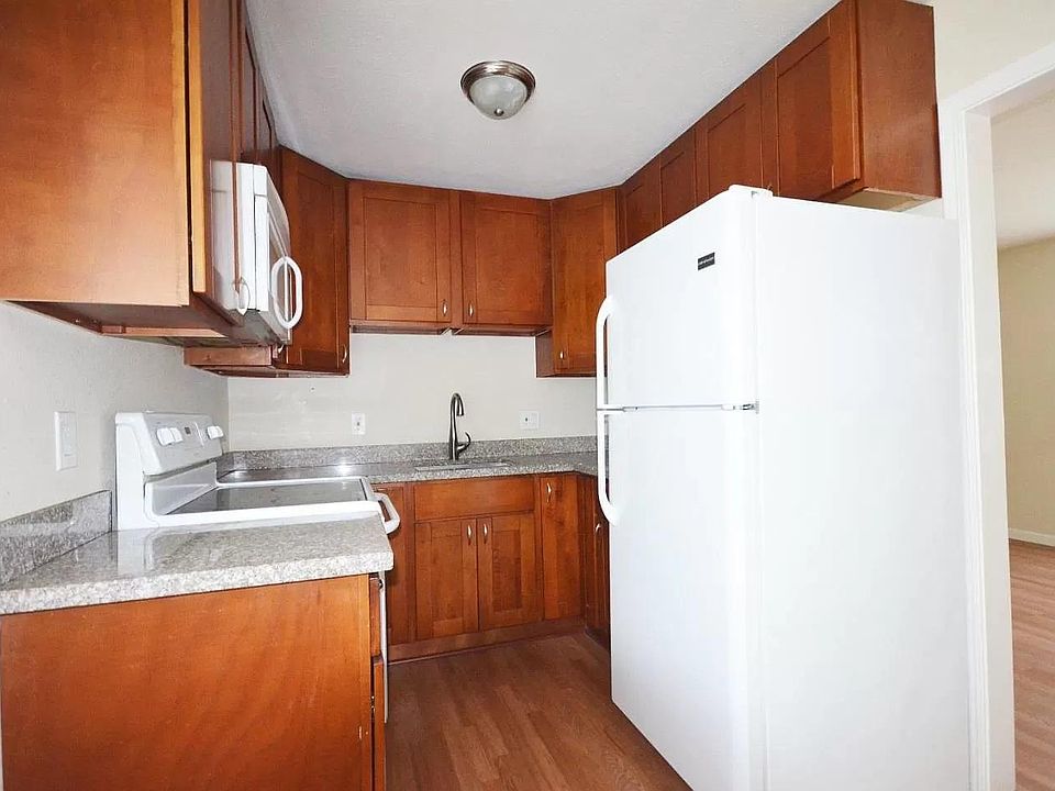 1st image of 684 Oakside Ave Unit 3
