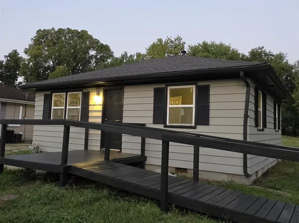 107 S 7th St, Clinton, MO 64735