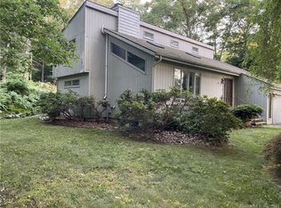 6 Albatross Dr, Ledyard, CT 06339