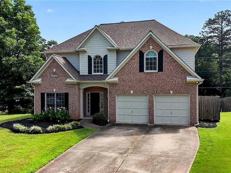 2311 Ravinia Ct NE — Photo 2