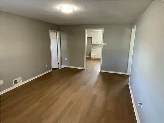 5th image of 1053 Locust St