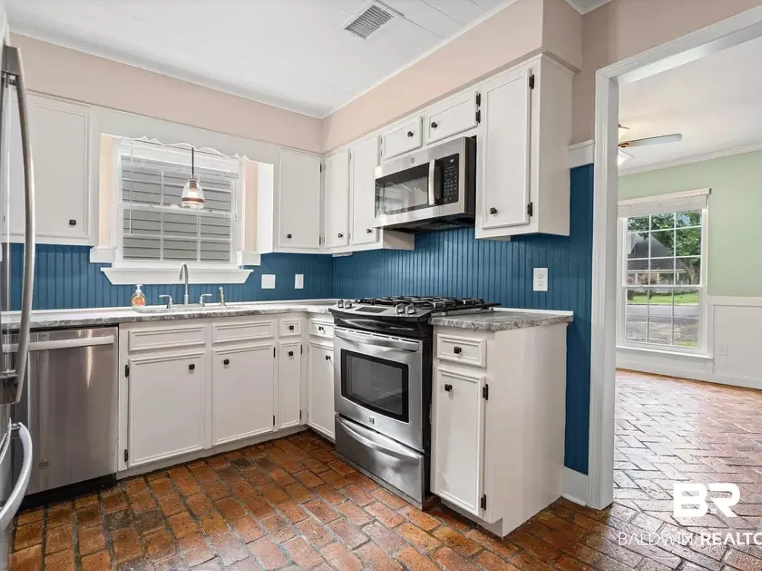3 bed, 2.5 bath, 1621 sqft, $1,800 — Photo 3
