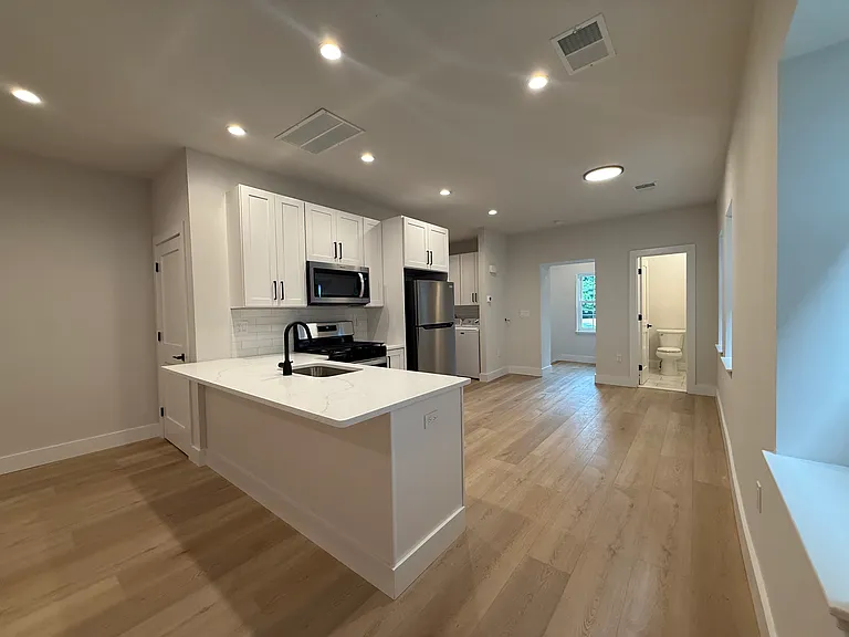 160 Main St #4 — Photo 6
