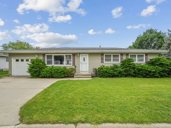909 7th Ave SE, Dyersville, IA 52040