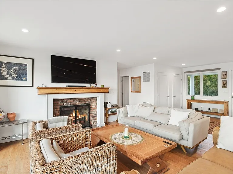 102 Mill Pond Ln — Photo 15