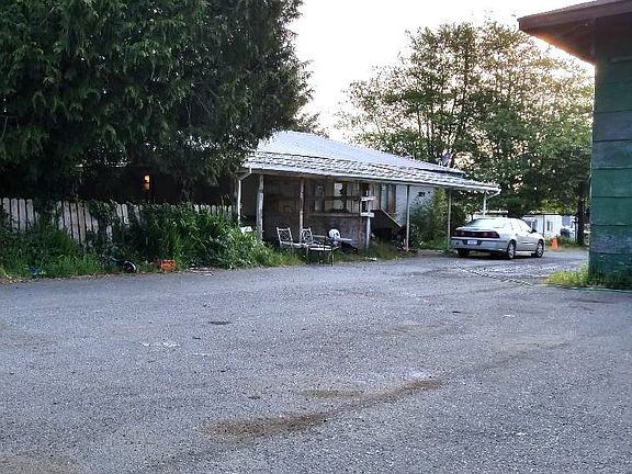 2nd image of 1225 Glenn St