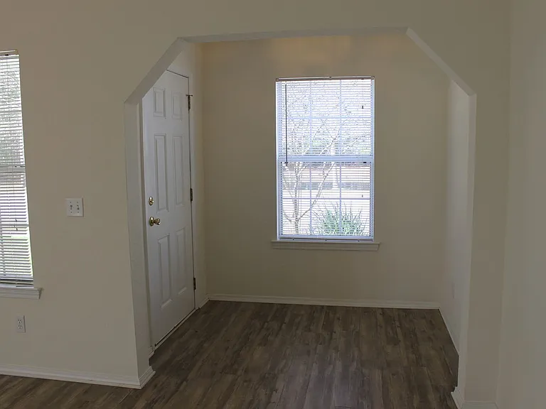 423 Lake Park Way — Photo 5