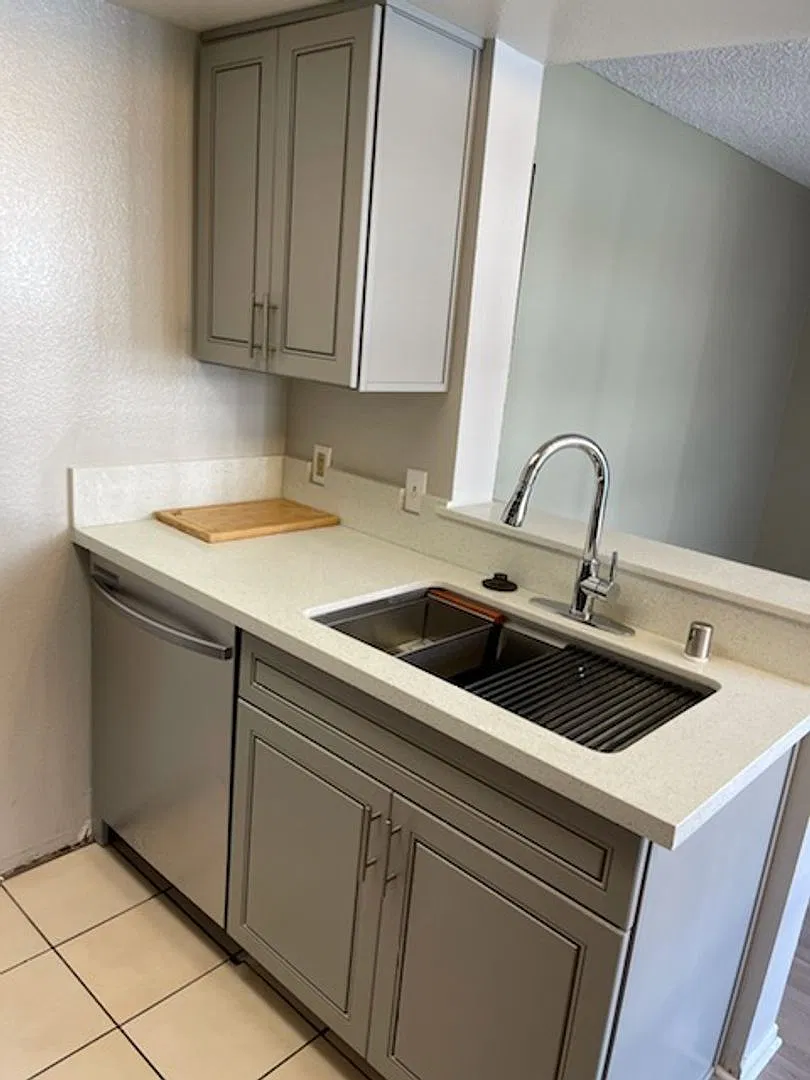 Russell Court Apartments — Photo 3