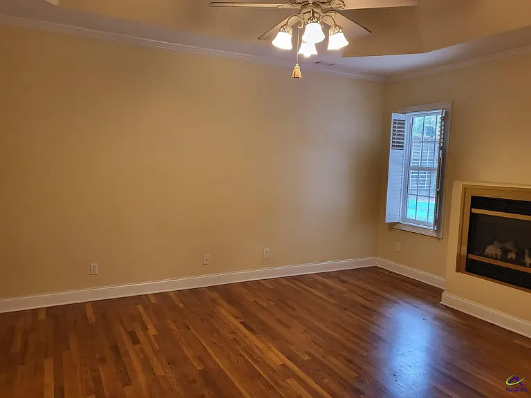406 Royal Crest Cir — Photo 11