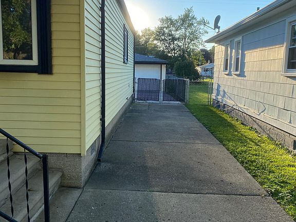 3rd image of 4990 Bedford St