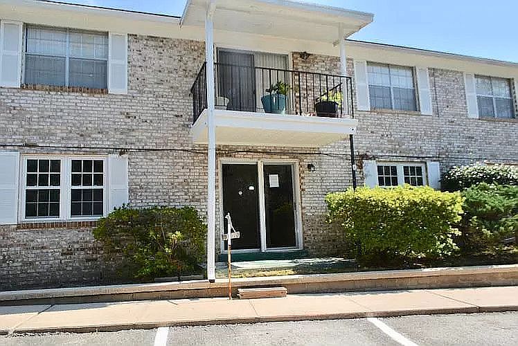 1st image of 102 Country Club Dr