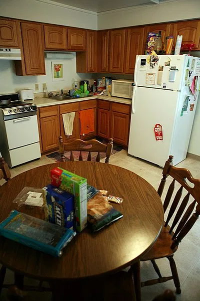 3 bed, 1300 sqft, $425 — Photo 3