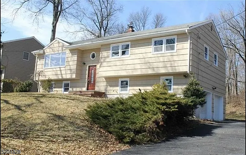 12 Lord Stirling Dr photo 1