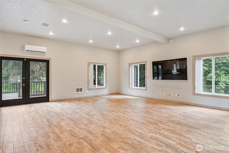 4th image of 103 Carrolls Avenue