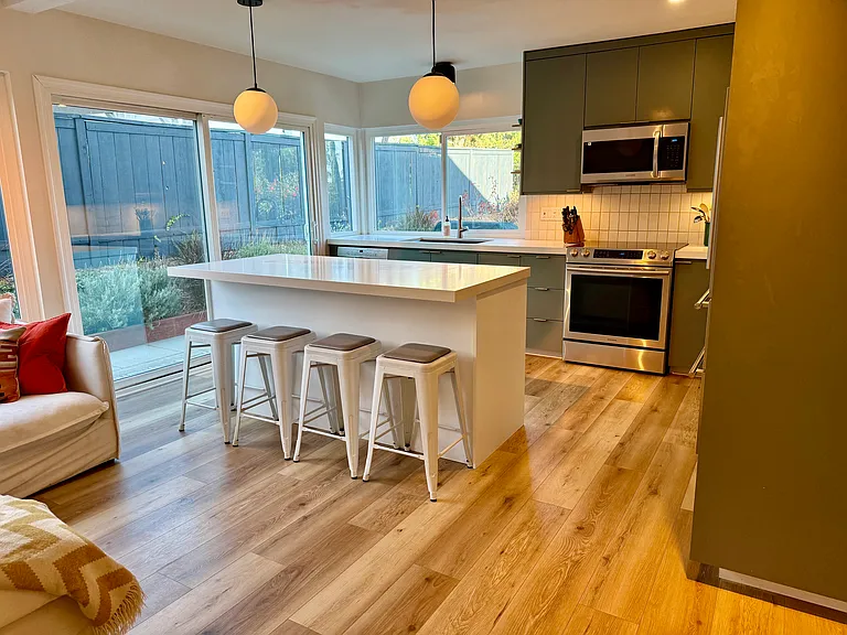 Kitchen with breakfast bar