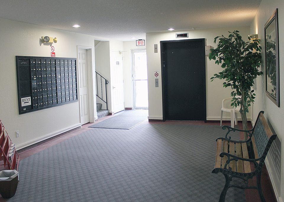 MAILBOX AND ELEVATOR ON ALL FLOORS